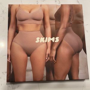 Skims sculpting mid waist thong Clay S/M